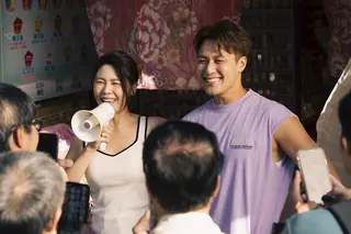 白家綺（左）全家人一起收看。民視提供