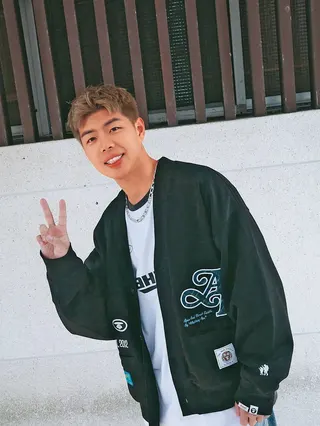 草莓、陳孝榕與林信寬及笑笑進行同隊兩對情侶的Double Date，陳孝榕還貼心在街頭幫草莓拍美照，互動完全就是穩交的辦公室情侶狀態。