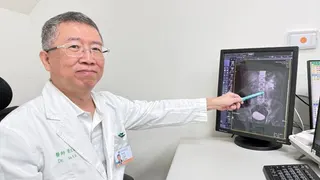 醫師劉文斌提醒夏天流汗多要多補充水分，避免以手搖飲取代以免增加結石風險。(圖／亞...