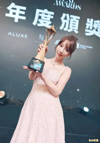 三上悠亞今日身穿粉紅色長洋裝優雅出席TPBL頒獎典禮，順利斬獲「年度人氣啦啦隊員」獎座。(記者王藝菘攝)