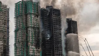 香港宏福苑火灾 七人和两家公司被控25项罪名