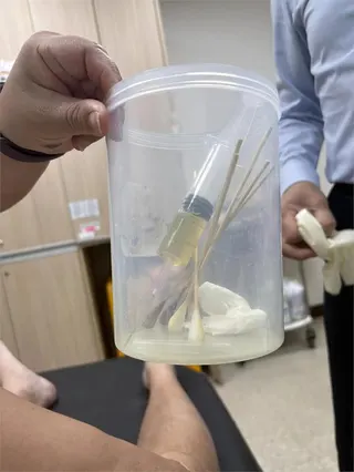 黃靖倫驚曝「這裡」撐不住了！扎針抽水還喊痛　苦中作樂：我還能唱喔
