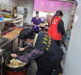 台北市信義區拉亞漢堡，現場被查獲使用重組肉卻未依規定進行標示。（食藥署提供）