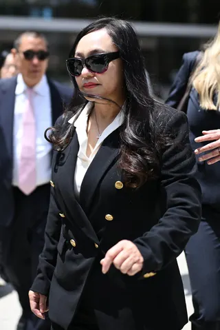 加利福尼亚州阿卡迪亚市前市长王爱琳上月认罪后走出联邦法院。
