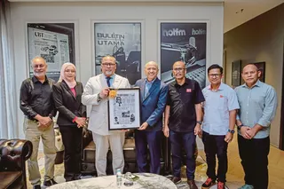Datuk Raden Mohammad Iman Hascarya Kusumo’s (Third from left) visit was welcomed by Media Prima Berhad Group chairman Datuk Seri Dr Syed Hussian Aljunid (Fourth from right), Media Prima Audio chief executive officer Nazri Noran, Media Prima News and Current Affairs deputy managing editor and New Straits Times group editor Farrah Naz Karim (Second from left), and Berita Harian group editor Zulkifli Jalil (Third from right). Also present were Harian Metro editor-in-chief Husain Jahit, NST deputy g