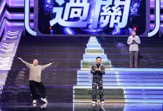 郝劭文（左）激戰到最後一關，答對振臂高呼，右為對手歷史老師老瑜。公視提供