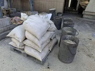 台南市議員林燕祝指撿骨後剩餘的亡者遺骸，都和灰燼被當成廢棄物打包處理，與汙泥、垃...