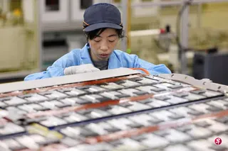 中国5月份的全国工业生产者出厂价格（PPI）连续第三个月上涨。图为浙江湖州一家零跑汽车工厂的工人在电池生产线上工作。 （路透社）