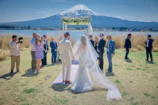 Californians Ben and Ariella Jacoby, who married with Mount Fuji as their backdrop, are part of a growing trend of inbound weddings in Japan.