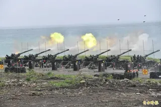 陸軍以往的重砲射擊，都是採取「排排站」的放列方式，呂坤修上將本週表示，操演摒除以往訓練模式，要是因地制宜、分散部署，並以實兵、實彈方式，務實驗證武器裝備效能及實戰化訓練成果。圖為2019年5月的重砲射擊操演情形。(資料照，記者蔡宗憲攝)