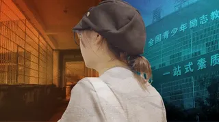 設計拼貼圖像，中央呈現包包的側背影，她戴著灰色帽子並配戴眼鏡。左側是帶有橙色濾鏡的走廊影像，窗戶上裝有鐵欄杆；右側則是帶有藍色濾鏡的學校正面影像，開放式走廊上覆蓋金屬柵欄，並可見中文標示