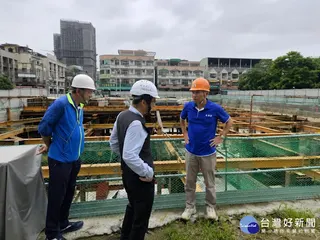 局長張峯源前往工地視察，要求施工團隊落實工程品質及工地安全管理