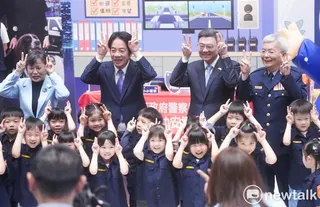 總統賴清德在行政院長卓榮泰、內政部長劉世芳等人的陪同下，出席「115年警察節慶祝大會」，並和小小警察合影。 圖：張良一/攝
