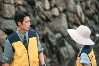 李宰旭劇中飾演傲嬌膽小的醫師。Disney+提供