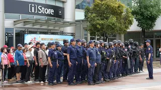 高市警前鎮分局分局長黃元民(右一)率同仁圓滿執行「115年靖勇專案」。   圖：高雄市警察局/提供