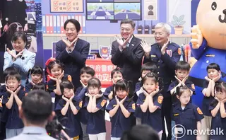 總統賴清德出席「115年警察節慶祝大會」，並和小小警察合影。 圖：張良一/攝
