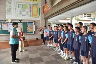 花蓮縣化仁國中受邀赴日參賽，市長魏嘉彥（左）與身兼花蓮縣體育會棒球委員會榮譽主委的縣議員笛布斯．顗賚（左後）到校為選手加油。（ 花蓮市公所提供／王志偉花蓮傳真）