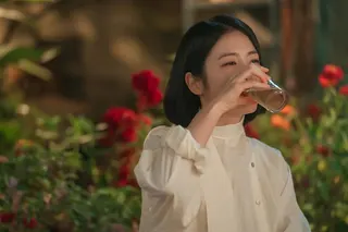 辛叡恩劇中愛喝啤酒，私下卻滴酒不沾。Disney+提供