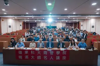 《圖說》加興企業盧智源營運長(前左四)，以商管學院精湛大師身份回母校分享人生經驗。