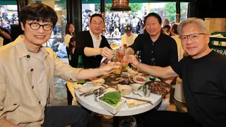 輝達執行長黃仁勳（右）二訪南韓，在首爾燒肉店與SK、Naver和LG高層餐敘。（美聯社）