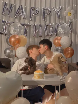 小倆口抱著毛小孩甜蜜親吻。翻攝IG@aben6011