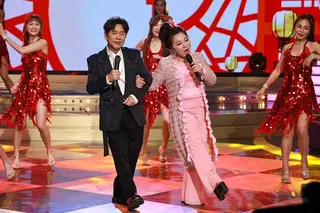 黃西田跟白冰冰合唱。(圖／民視提供）