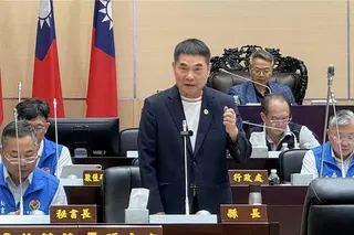 苗栗縣長鍾東錦答詢表示，考量偏鄉家庭負擔，課後照顧鐘點費傾向賦予校長彈性，並研議以企業捐助的教育基金補貼差額（呂麗甄攝）