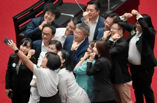 台灣立委每月薪資約20萬元新台幣，地方議員依層級不同約落在7萬至18萬元新台幣之間，另有助理費與辦公經費等。縣市首長與直轄市長月薪亦大致落在19萬至20萬元新台幣之間。