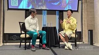 舊金山亞洲藝術博物館展出台灣變裝皇后妮妃雅的服裝設計，妮妃雅（右）出席藝術家座談會活動。中央社記者張欣瑜舊金山攝　115年6月12日