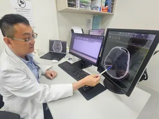 26歲研究生腦中風頭痛、癲癇反覆發作，醫師檢查發現引流管壓力失準所致。（杏永醫院...