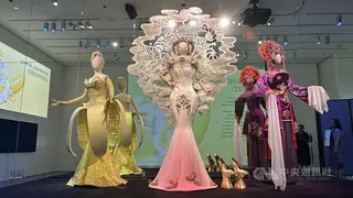 舊金山亞洲藝術博物館舉辦妮妃雅服裝特展引起廣大迴響。中央社記者張欣瑜舊金山攝　115年6月12日