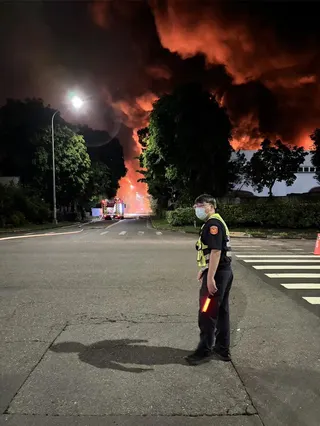 高雄岡山本洲工業區廢金屬廠深夜大爆炸。（圖／民眾提供）