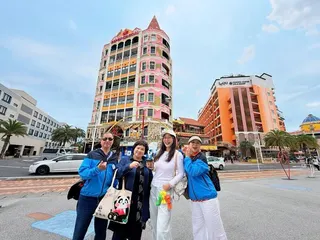 陳美鳳和兄姊開心在沖繩美國村合影。臉書