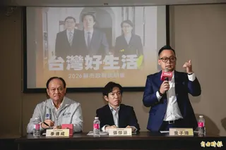 民進黨基隆市長參選人童子瑋(右)承諾，他若當選任內「基隆捷運」一定動工。(記者盧賢秀攝)