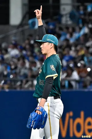 台鋼雄鷹先發投手黃子鵬。(記者陳志曲攝)