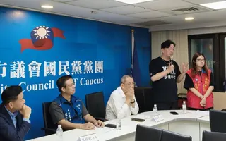 李傅中武（右二）放棄連任，國民黨北市黨部13日宣布徵召他的女兒李傅鈺婷（右一）出馬。（圖／國民黨台北市黨部提供）