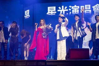 藝人陳美鳳攜手陳謙文帶來一首又一首經典歌曲。麗星郵輪提供