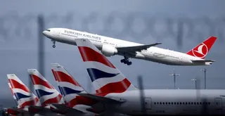 土耳其航空1架波音777客機12日降落時意外撞上天線桿，造成機身破裂。圖為土耳其...