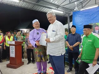 Datuk Zaid Ibrahim hands over his Pas membership form to Deputy President Datuk Seri Tuan Ibrahim Tuan Man in Seremban last night.- NSTP/MOHD AMIN JALIL.