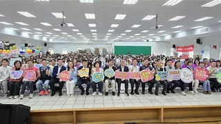 李四川同台同黨議員王威元與民眾黨三蘆區擬參選人陳彥廷。他說，自己大半生都在與工程打交道，但深刻體會到一個城市的進步，市政建設不只在於道路、橋樑或大樓的興建，而是人才培育。（柯毓庭攝）