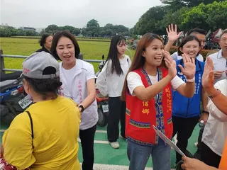 莿桐鄉擬參選人張雅萍（左二）與平地原住民參選人呂佶娜親切與民眾擊掌打招呼。（周麗蘭攝）