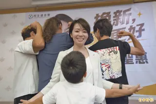三寶和先生支持參選，翁本身在婦幼及其社工經歷更貼切民情。(記者劉人瑋攝)