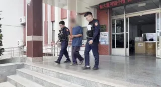 花蓮王姓男子因公共危險案件遭法院發布通緝，因走路體力透支向警方求助，反而當場被逮...