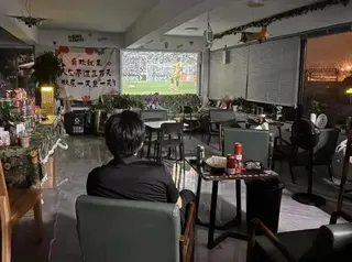 世界盃開幕戰，店主獨自一人在店觀賽。(取材自潮新聞)
