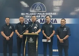 Johor police chief Comm Datuk Ab Rahaman Arsad (centre) said five men have been arrested over an alleged robbery scheme involving fake Grindr profiles used to lure victims to meetings in Johor Baru. — Screengrab from Facebook video