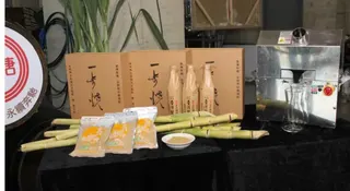 ▲黑砂糖燒酎是高餐大老師陳千浩以虎尾糖廠產製的黑糖精釀，並於2025年世界烈酒競賽中，從全球70個國家、2,598 款烈酒中脫穎而出，勇奪金牌殊榮，成功將傳統黑糖轉化為「黑金產業」。（圖／記者鍾泓良攝影）
