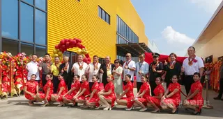 台資企業豐善印刷公司15日在八打雁省LIMA經濟特區，舉行新廠落成暨成立10週年慶典，圖為公司負責人與貴賓們在新廠房前合影。中央社記者林行健LIMA經濟特區攝　115年6月15日