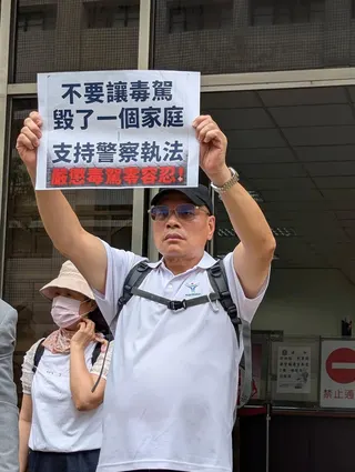 劉宗鑫的父親高舉標語。（圖／翻攝畫面）