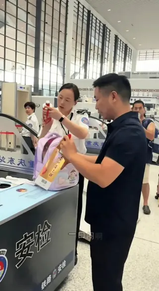 ▲不捨丟掉茅台！重慶男高鐵安檢口3分鐘豪飲整瓶（圖／截自微博）