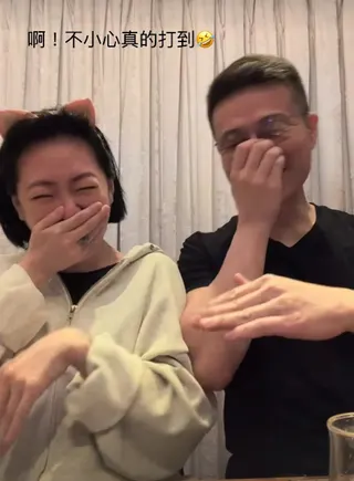 小S（左）揪老公拍影片，一拳打中他鼻子，兩人笑翻。翻攝IG@elephantdee